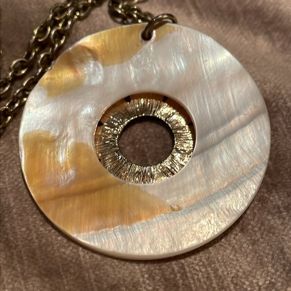 White and Silver Scroll Mother of Pearl Flower Necklace 18-20” - Picture 4 of 7